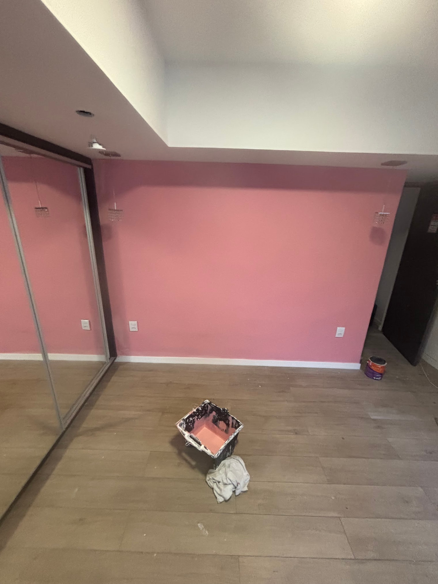 Quarto com parede rosa finalizada