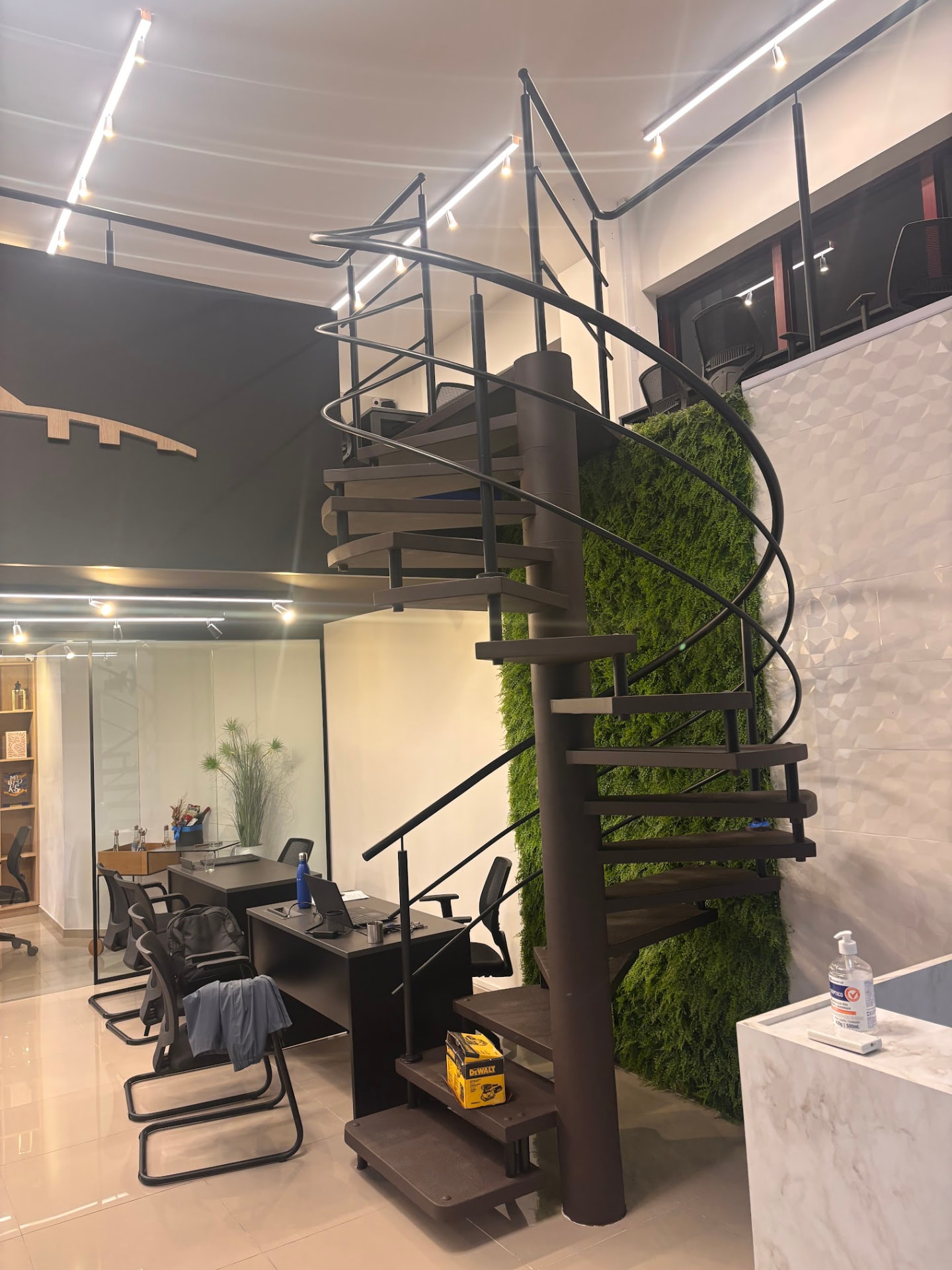 Ambiente moderno com escada caracol